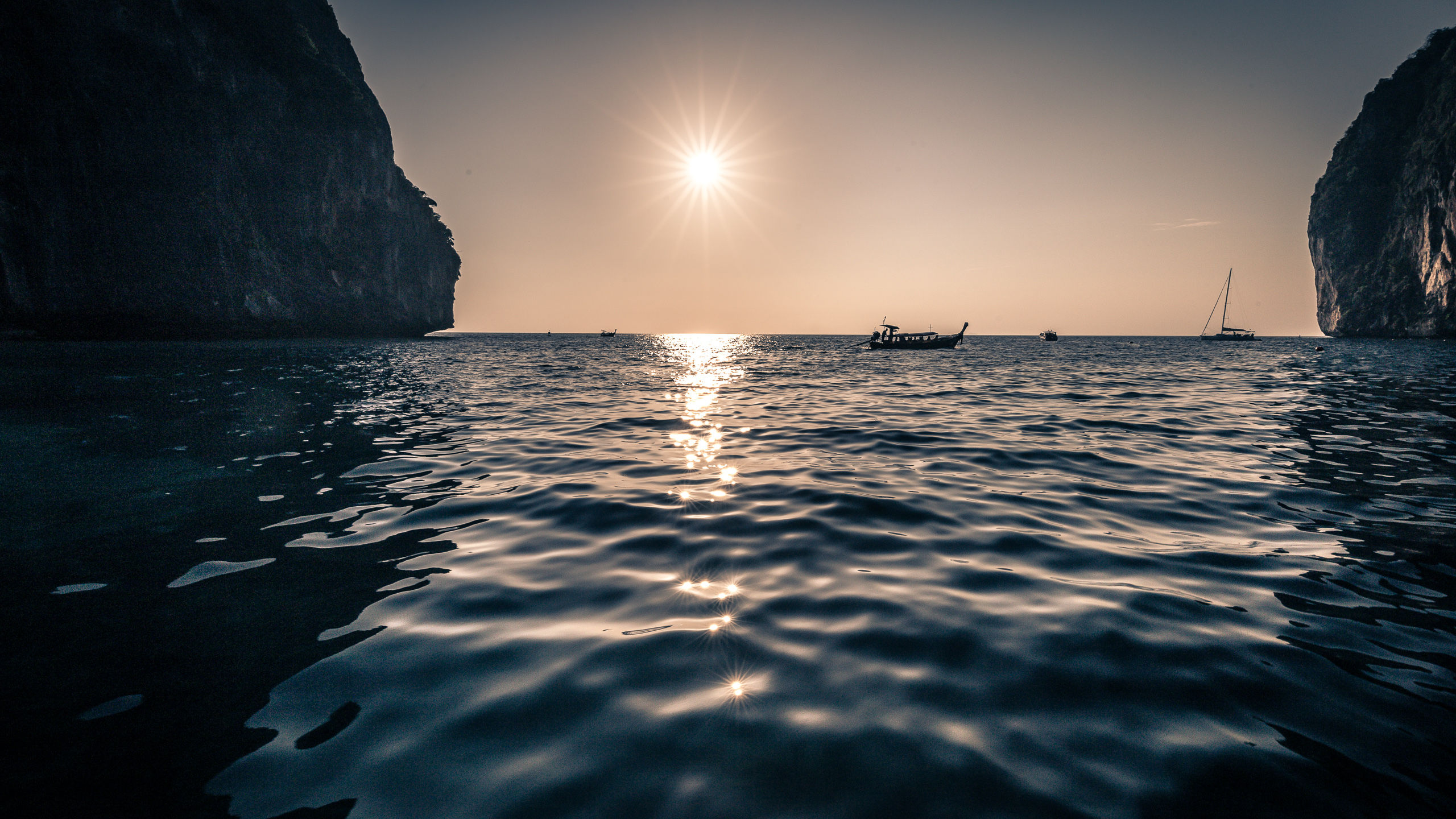 Zachodzące nad Maya Bay słońce